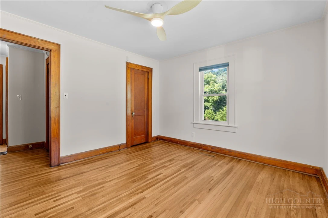 Image number 18 for the current listing