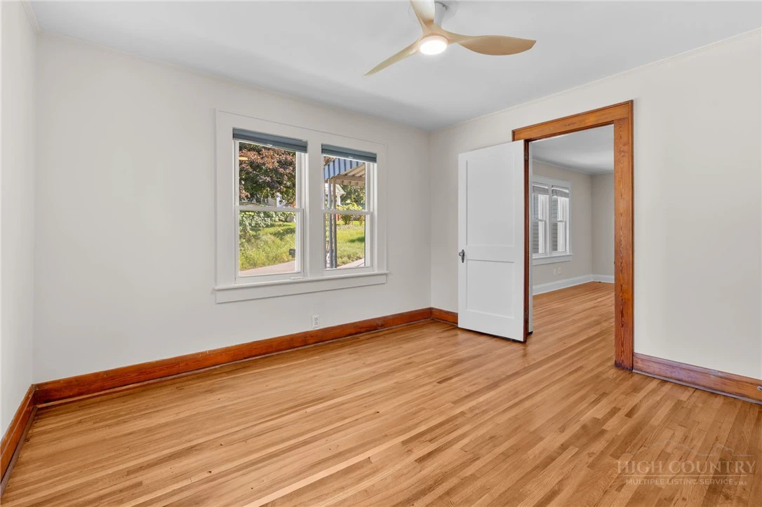 Image number 19 for the current listing