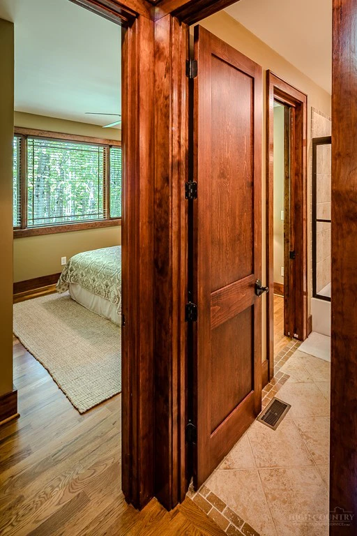 Image number 3 for the current listing
