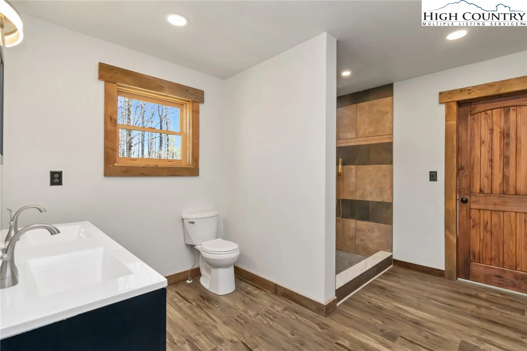 Image number 3 for the current listing