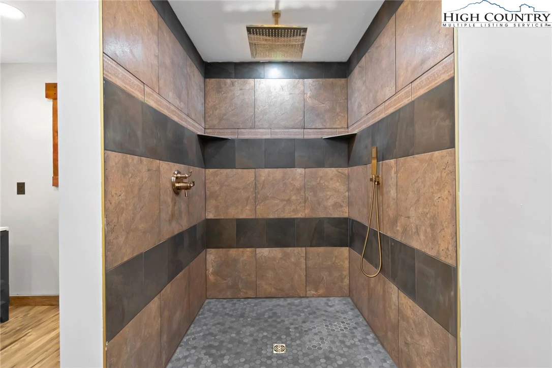 Image number 4 for the current listing