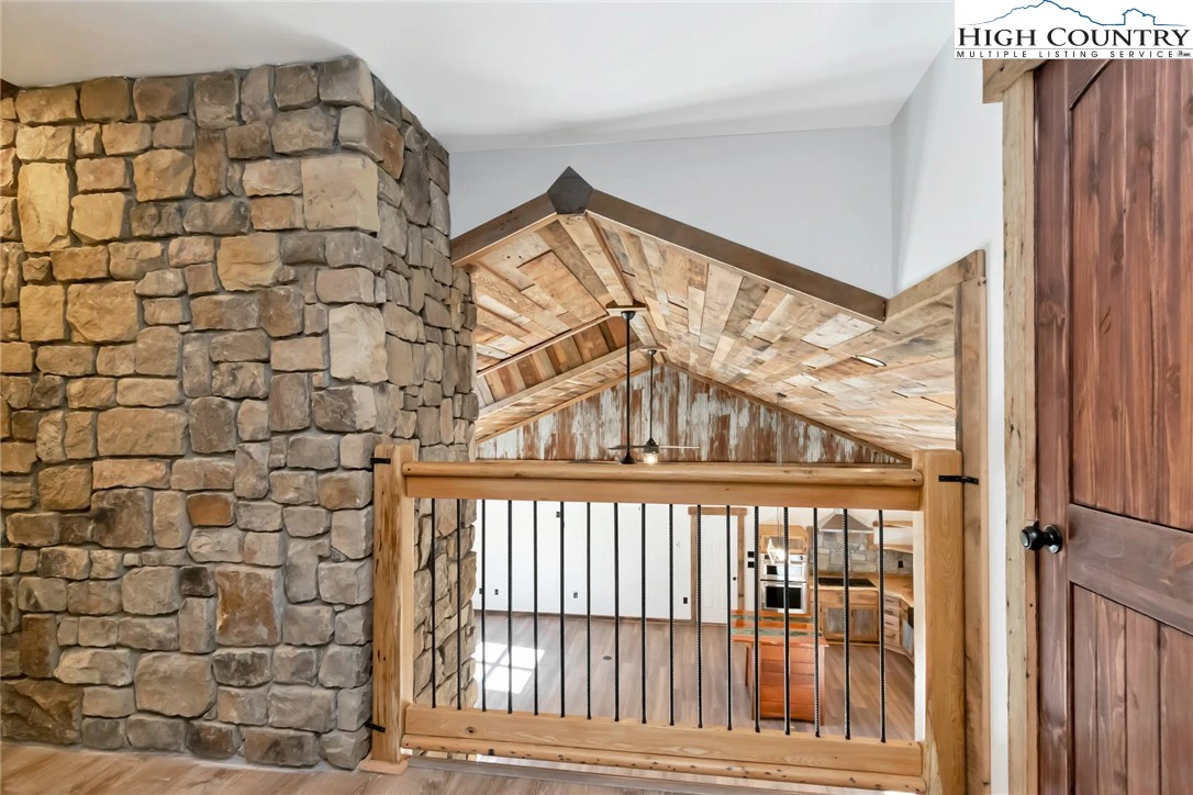 Image number 17 for the current listing