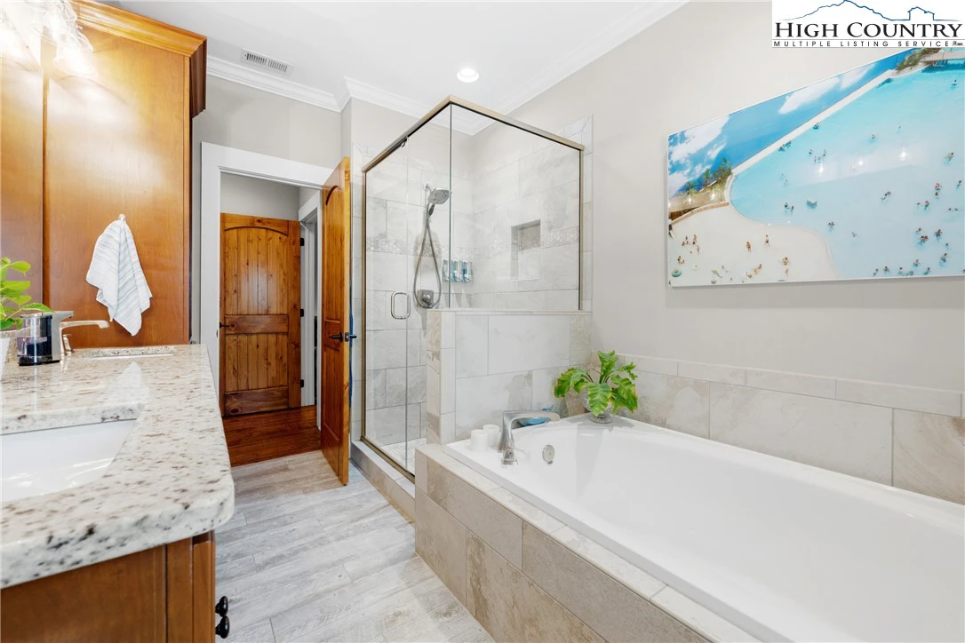 Image number 9 for the current listing