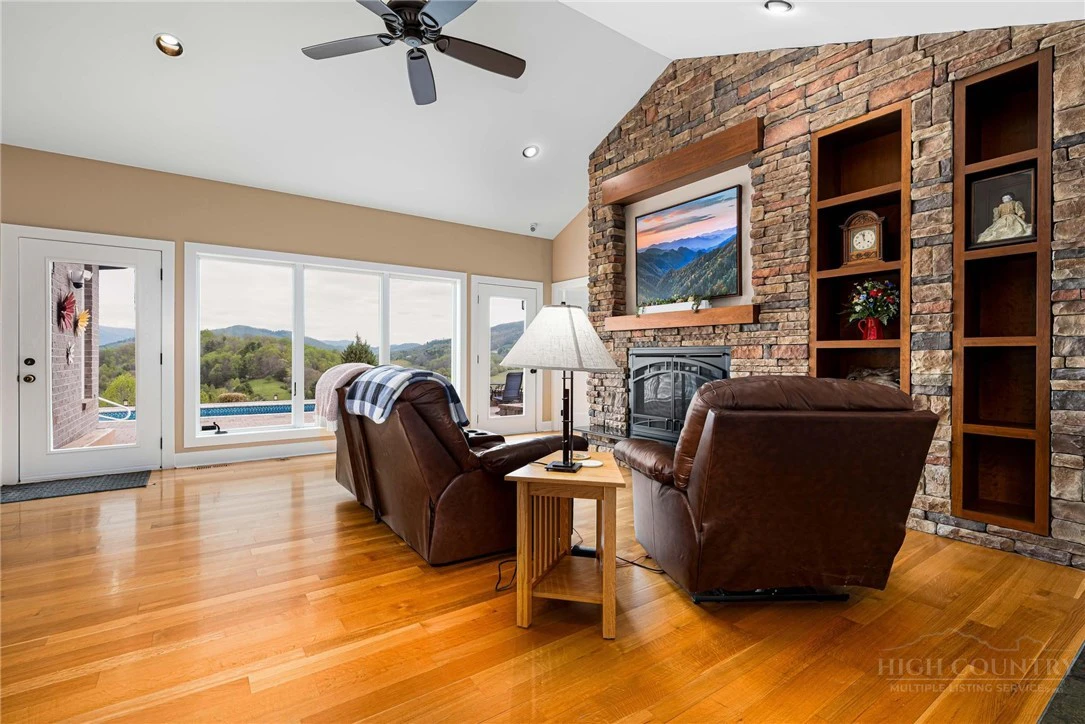 Image number 3 for the current listing