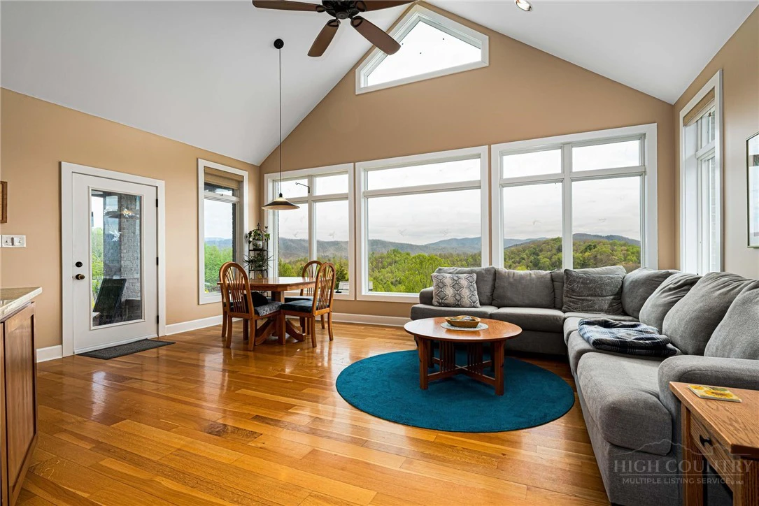Image number 4 for the current listing