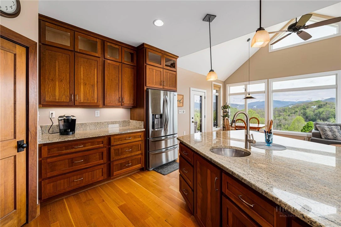 Image number 6 for the current listing