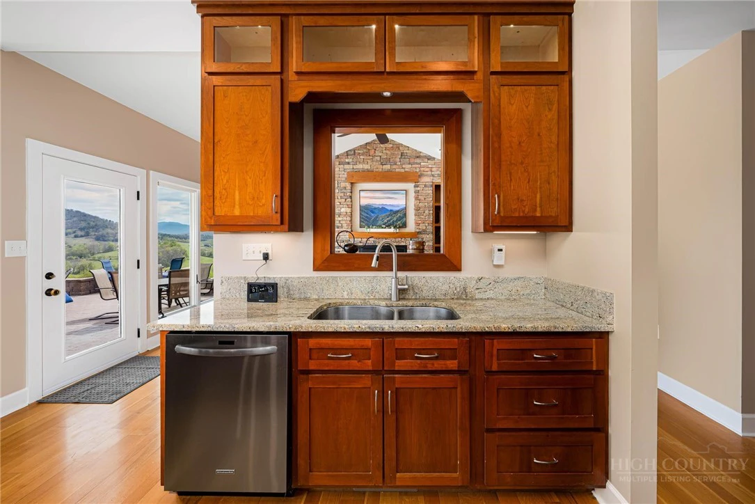 Image number 7 for the current listing