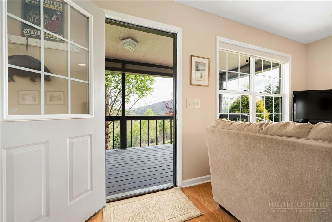 Image number 19 for the current listing