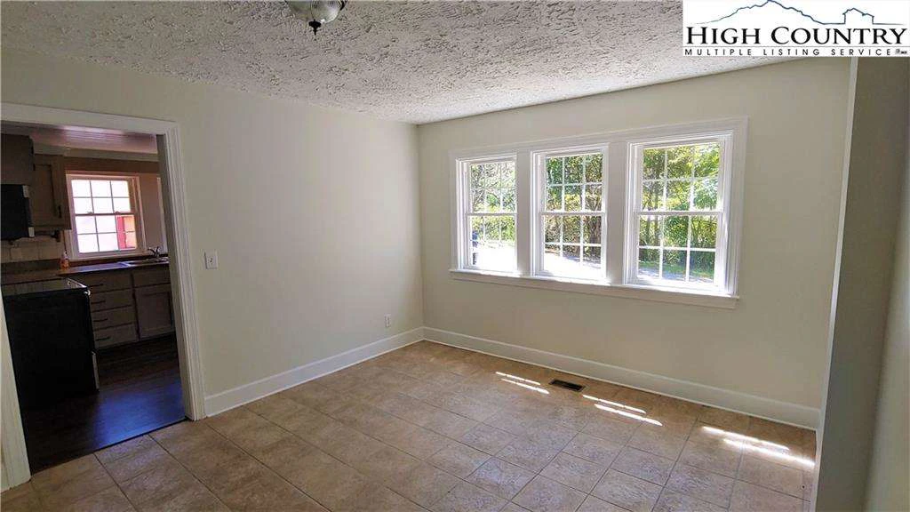 Image number 13 for the current listing