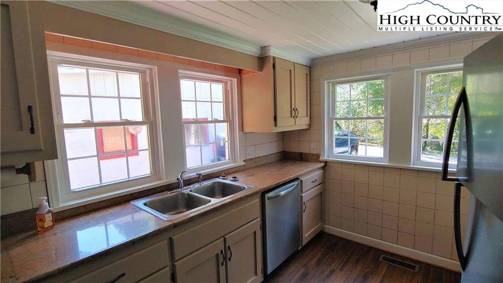 Image number 11 for the current listing