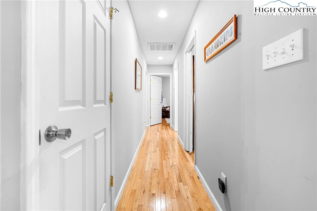 Image number 3 for the current listing