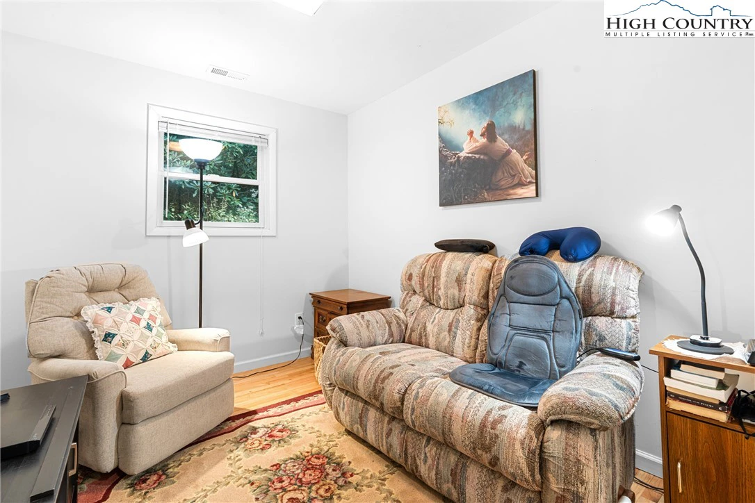 Image number 4 for the current listing