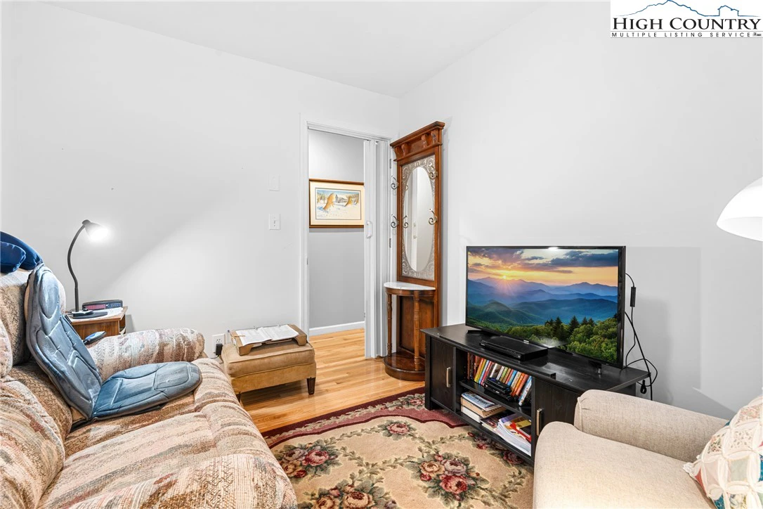 Image number 5 for the current listing