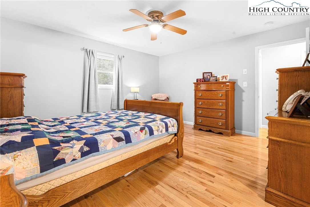 Image number 9 for the current listing