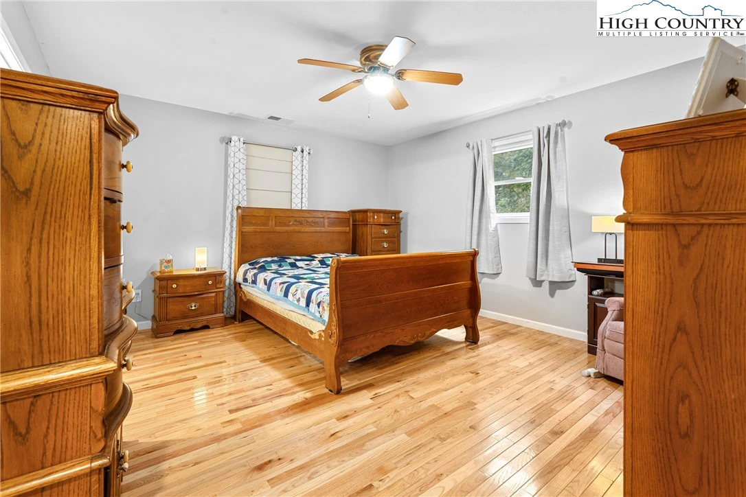 Image number 2 for the current listing