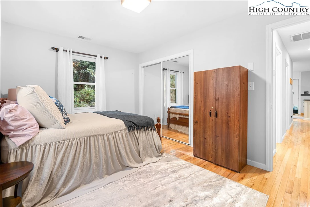 Image number 7 for the current listing