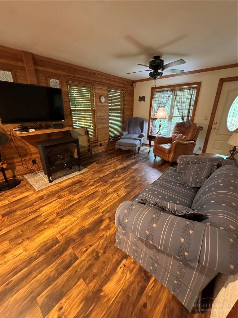Image number 2 for the current listing
