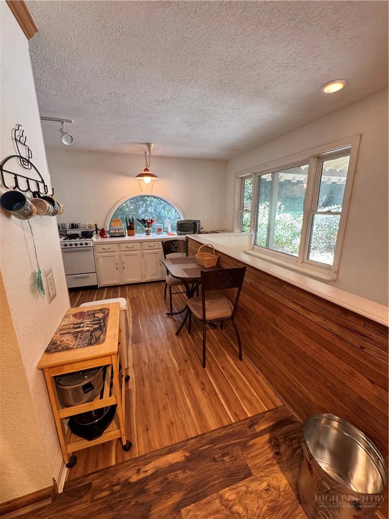Image number 7 for the current listing