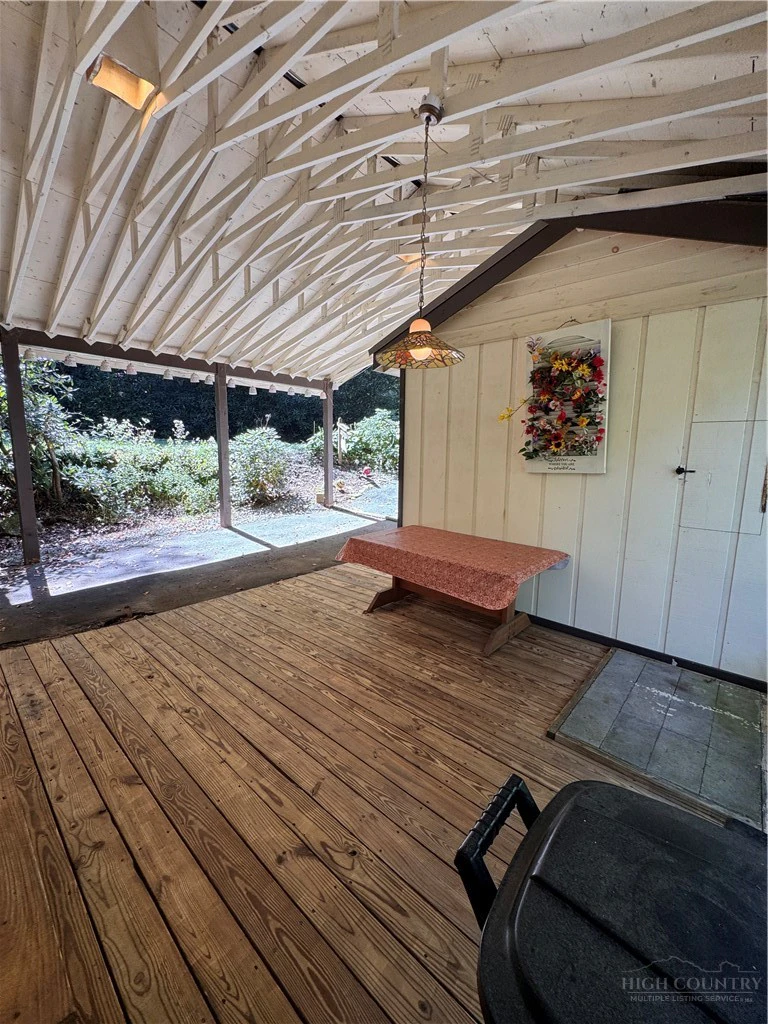 Image number 16 for the current listing