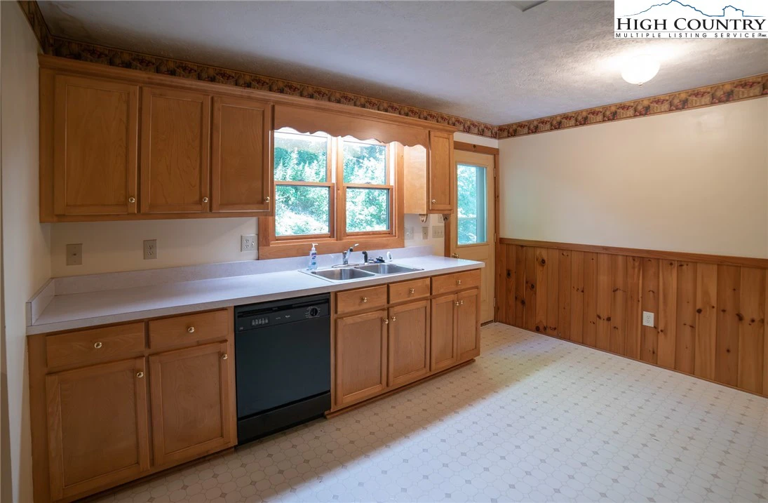 Image number 17 for the current listing