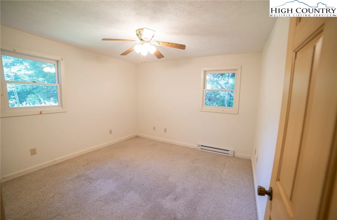 Image number 14 for the current listing