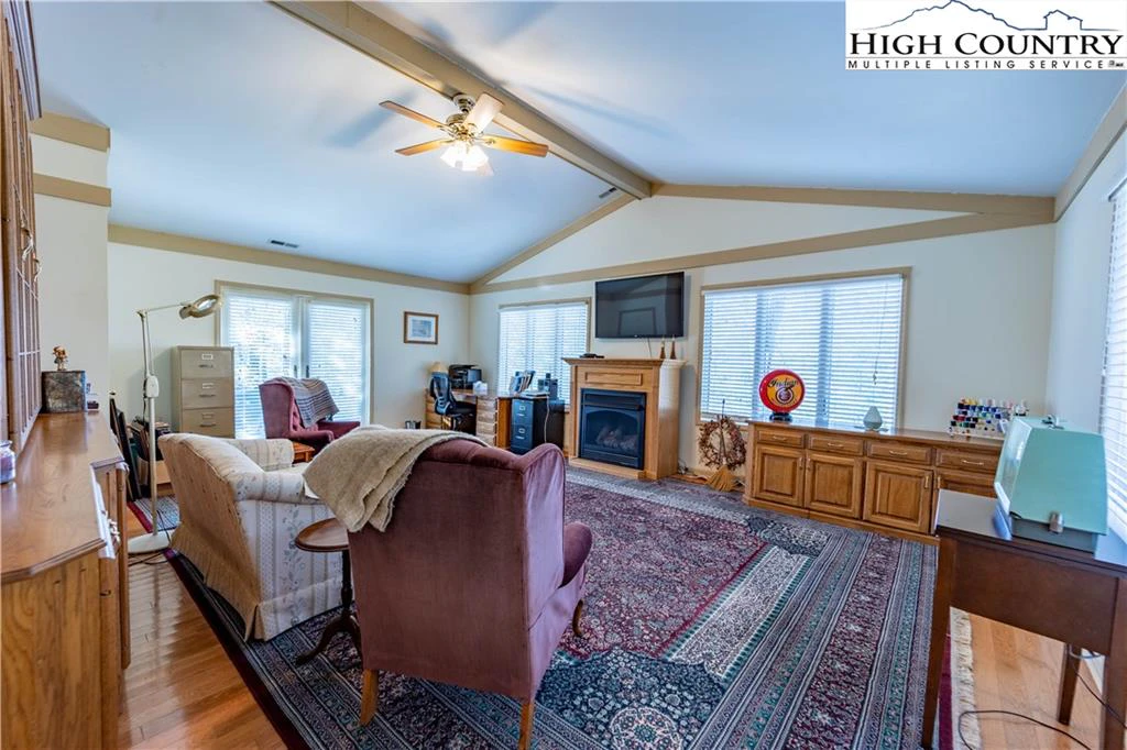 Image number 8 for the current listing