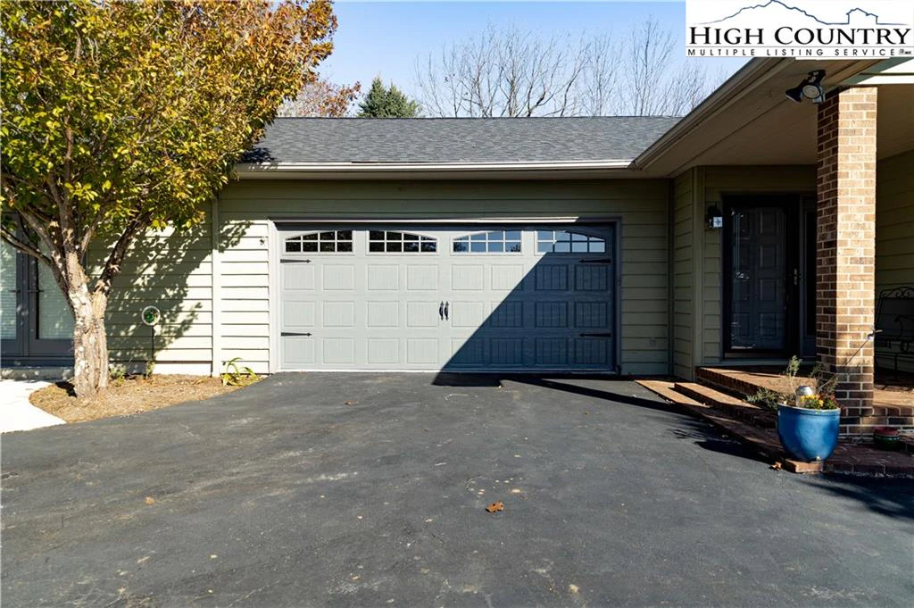 Image number 17 for the current listing