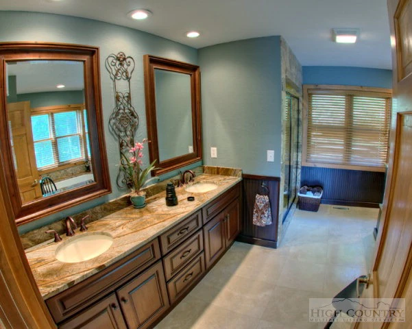 Image number 3 for the current listing