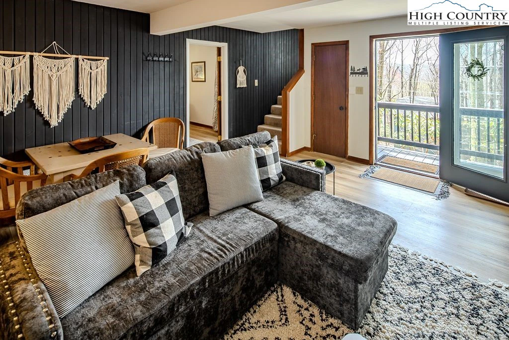 Image number 3 for the current listing