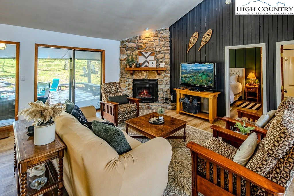 Image number 1 for the current listing
