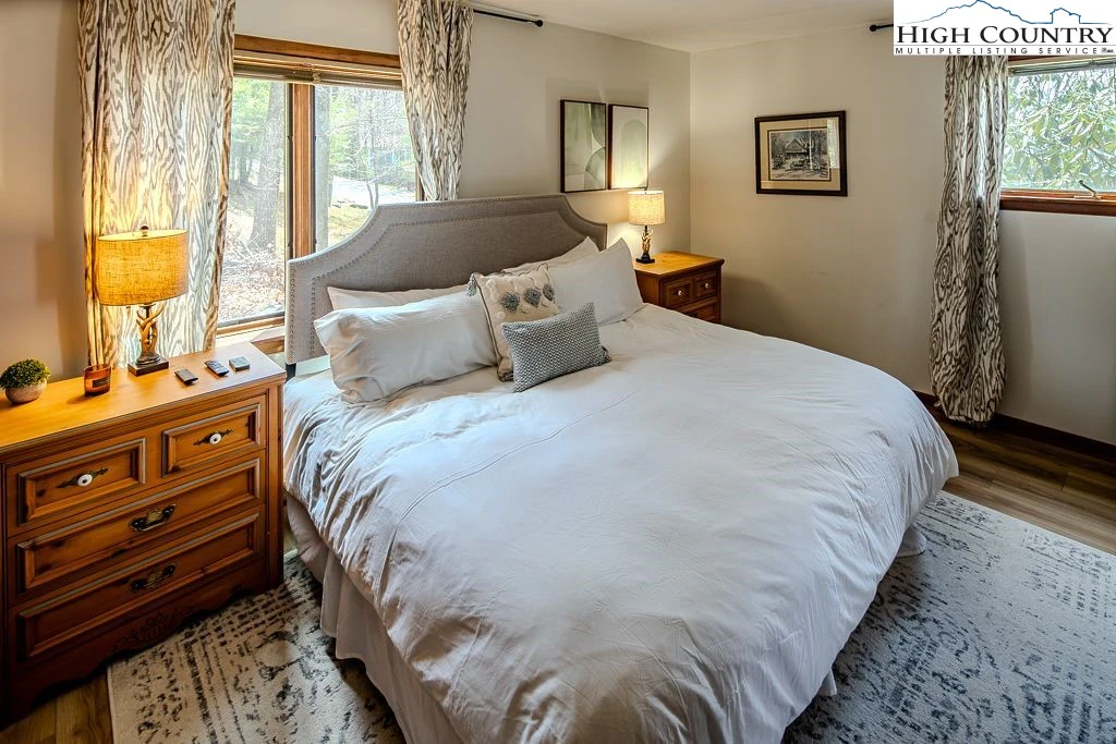 Image number 4 for the current listing