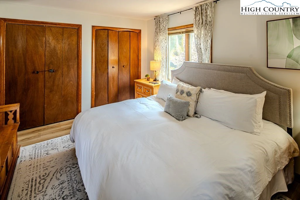 Image number 5 for the current listing