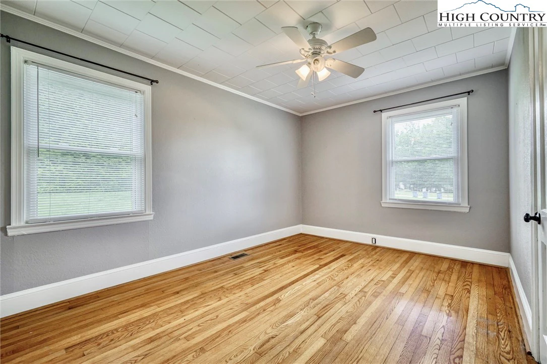Image number 5 for the current listing