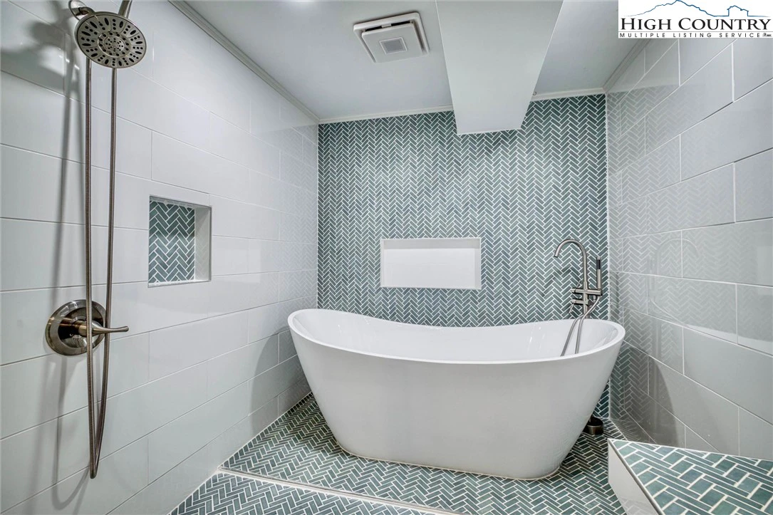 Image number 2 for the current listing