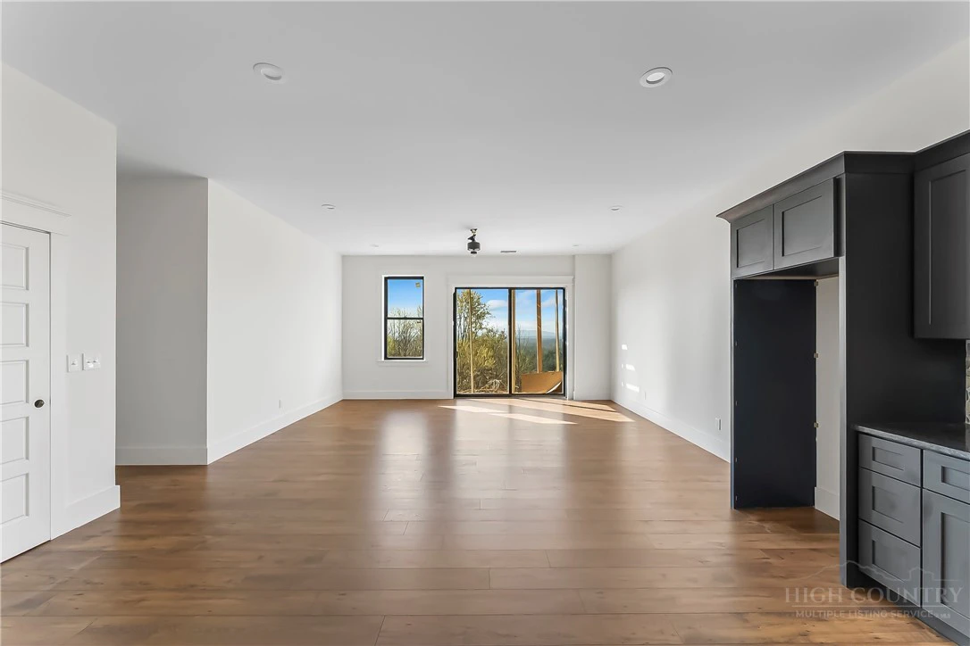 Image number 6 for the current listing
