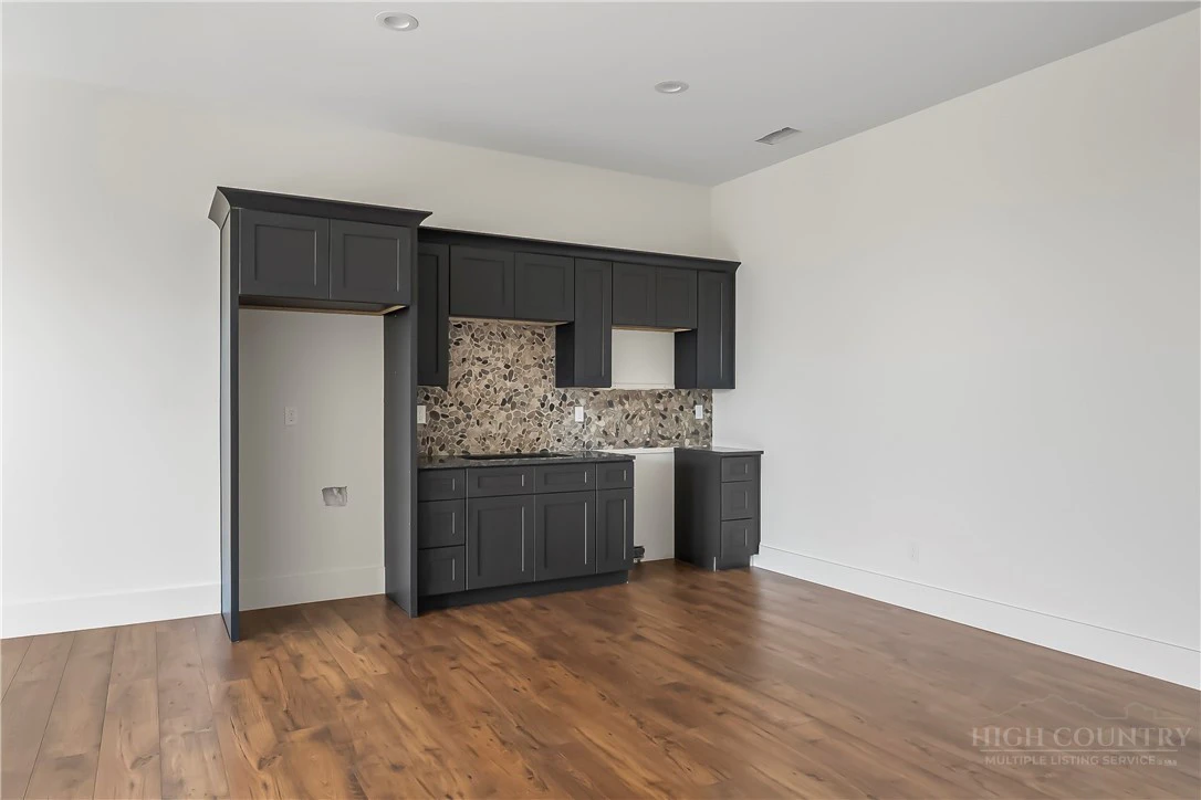 Image number 7 for the current listing