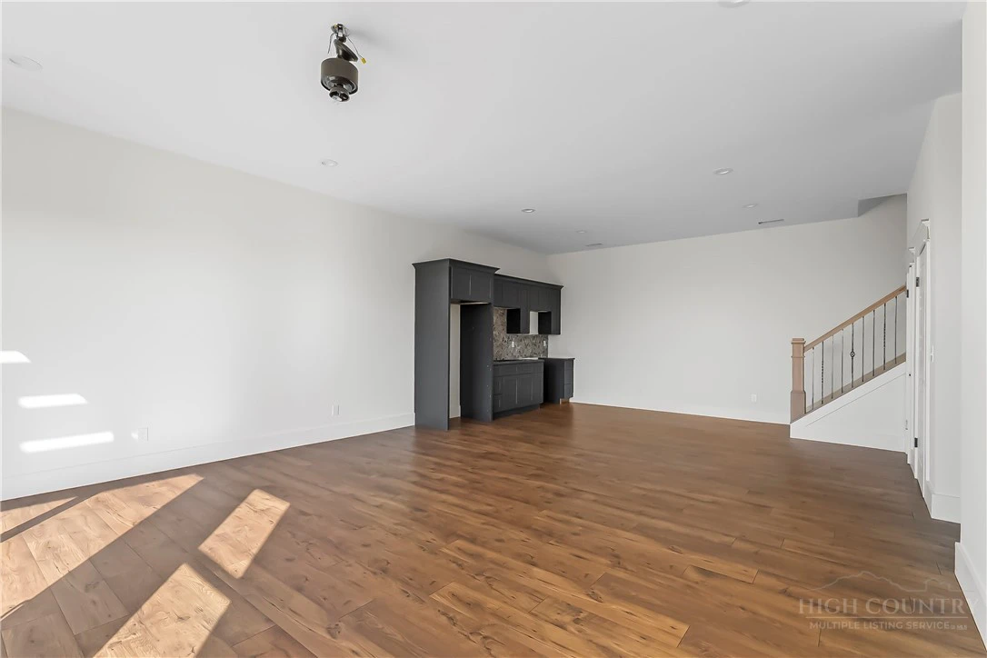 Image number 8 for the current listing