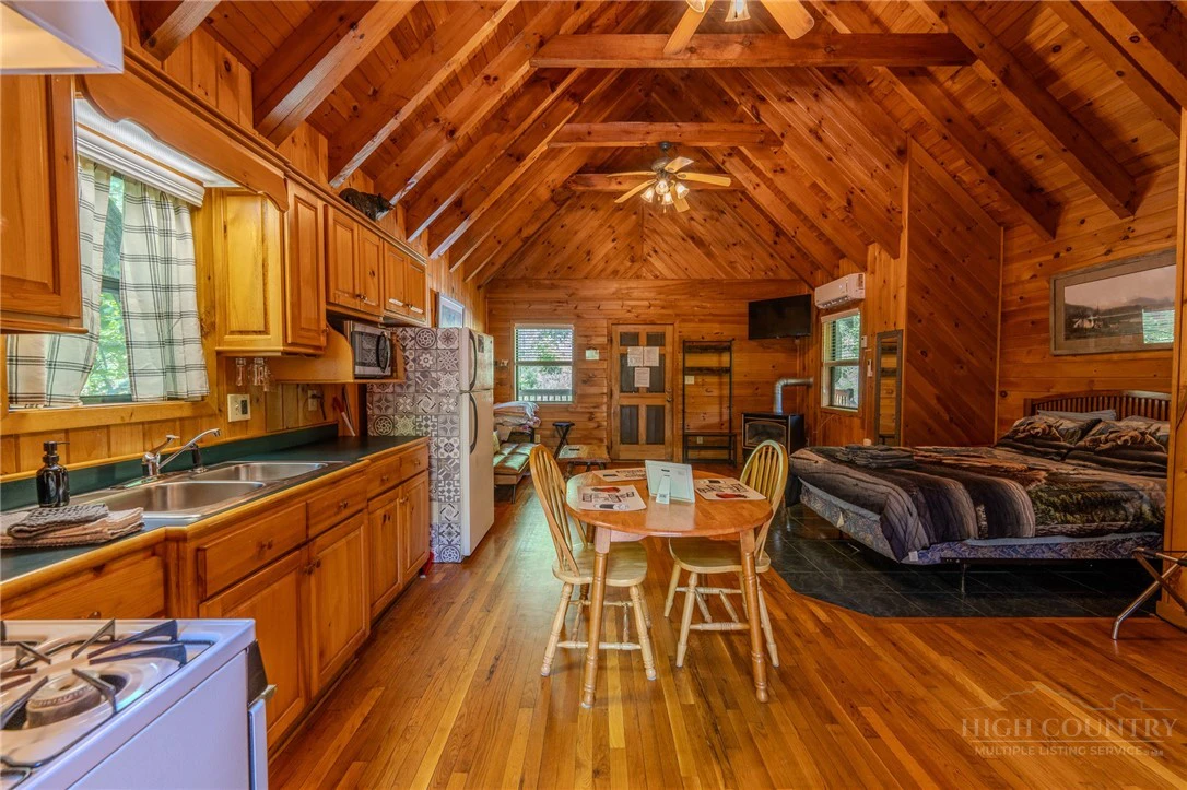 Image number 14 for the current listing