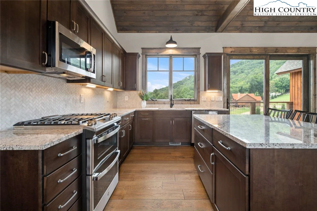 Image number 11 for the current listing