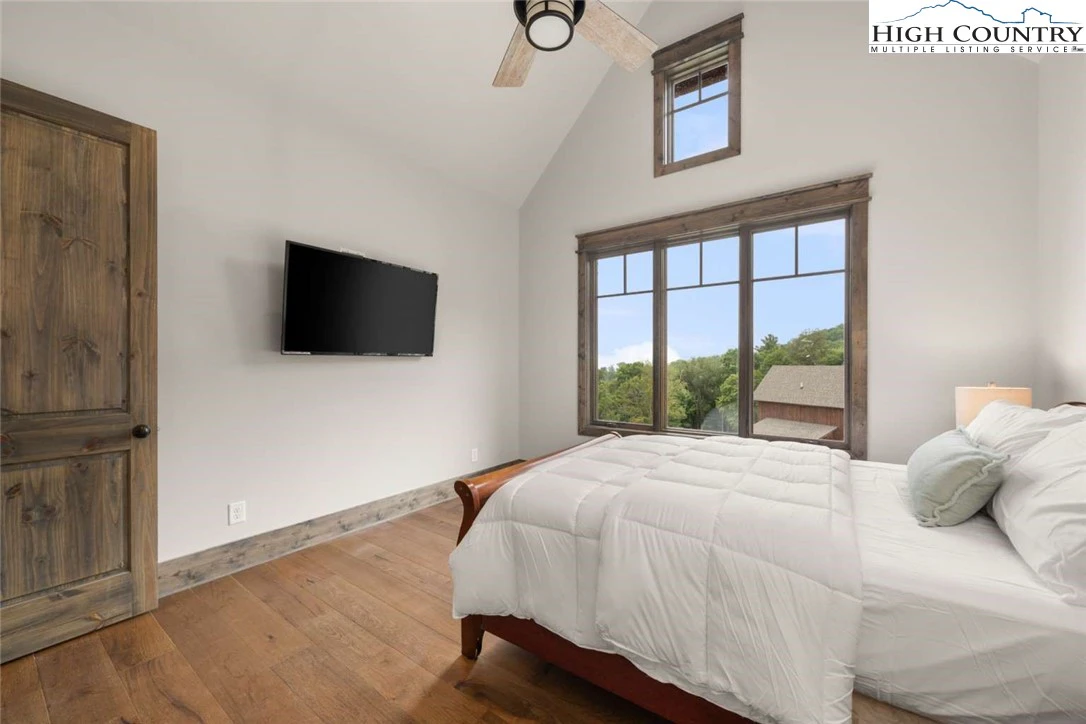 Image number 9 for the current listing