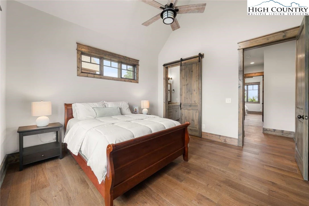 Image number 8 for the current listing