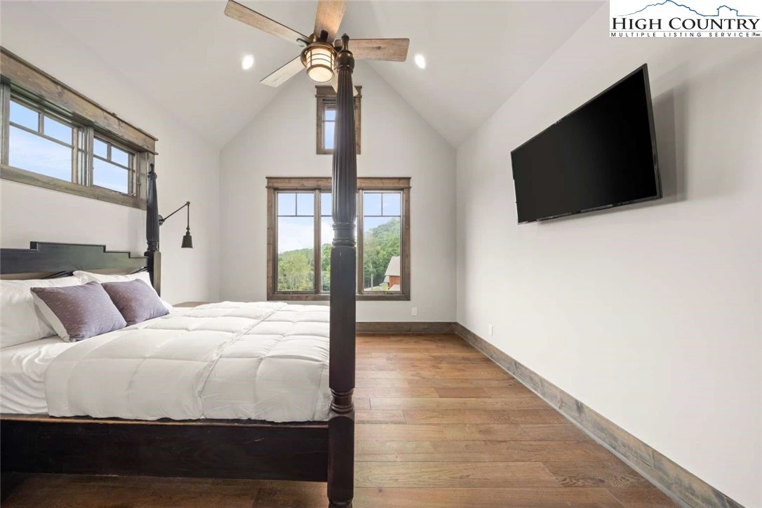 Image number 4 for the current listing