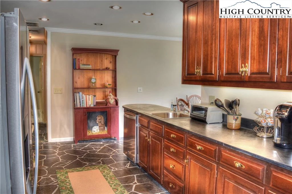 Image number 15 for the current listing