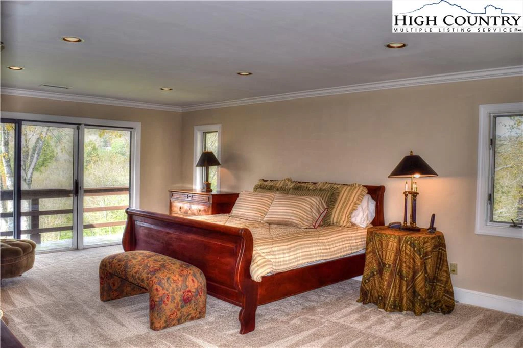 Image number 13 for the current listing