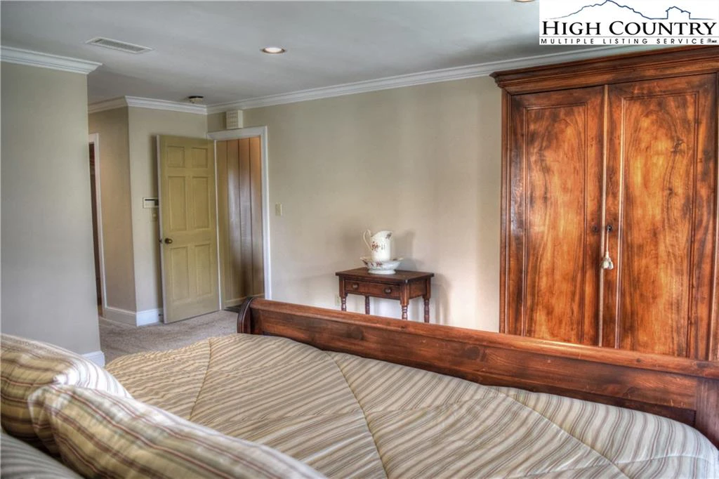 Image number 12 for the current listing