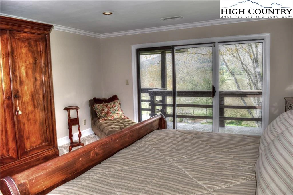 Image number 11 for the current listing