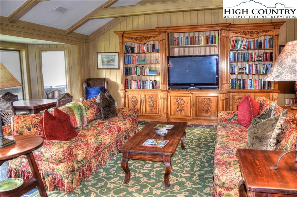 Image number 19 for the current listing