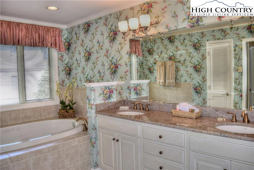 Image number 9 for the current listing