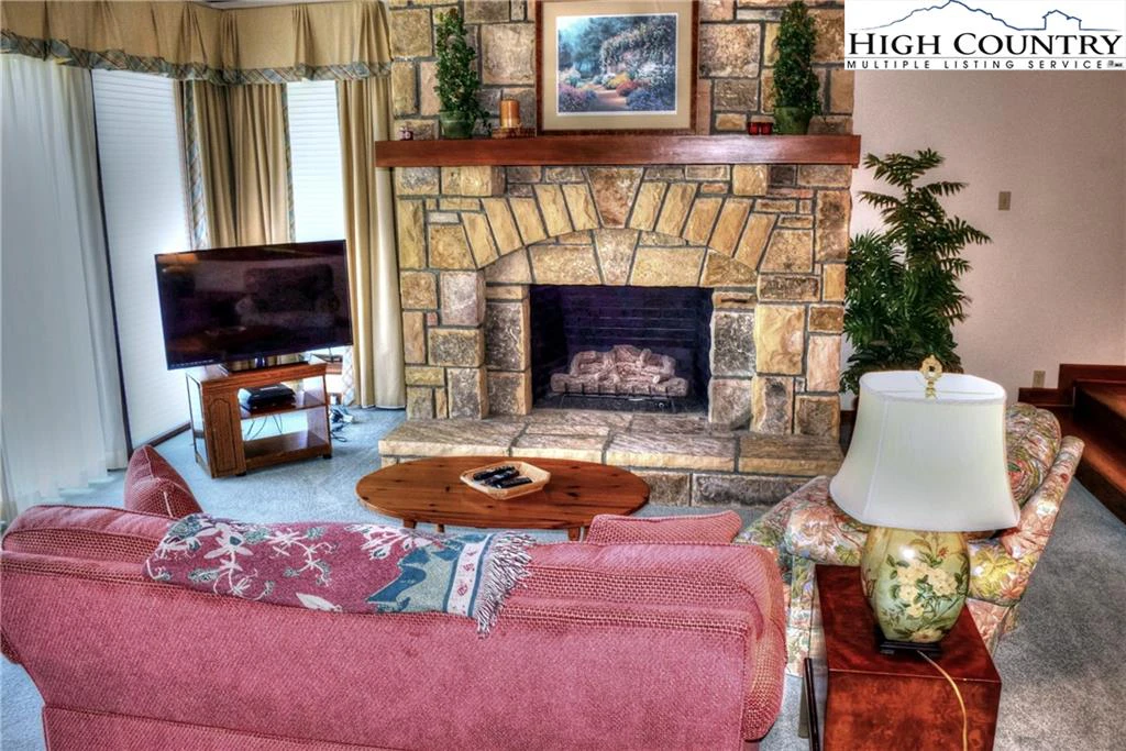 Image number 15 for the current listing