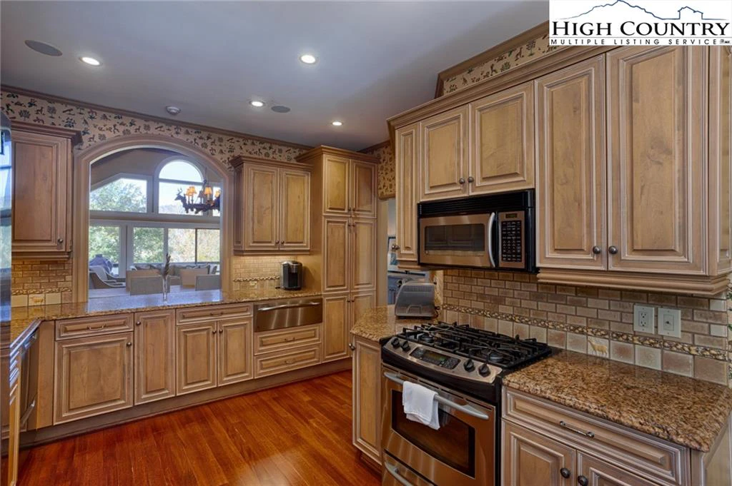 Image number 2 for the current listing